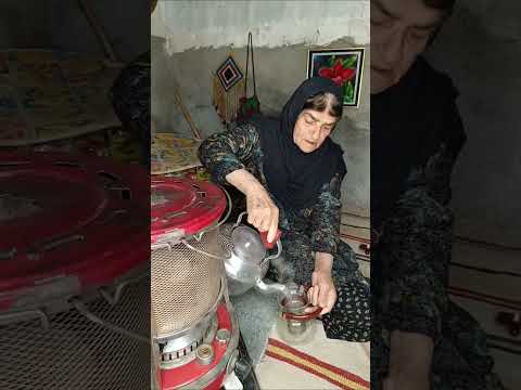  درست کردن دمنوش بابونه که قدیمیا زیاد استفاده میکنن خیلی هم خوبه روستای طبیعت گردی