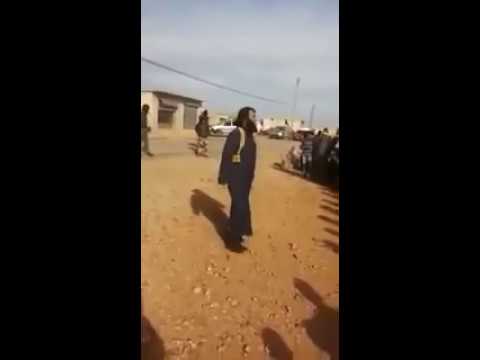 داعشي يهدد النساء بالقتل في حال كشفهن وجوههن