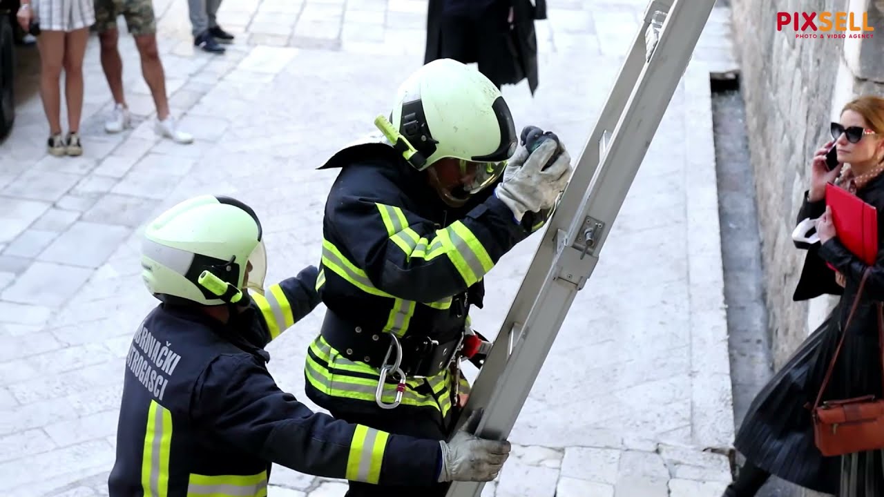 Dubrovački vatrogasci u akciji spašavanja goluba koji je zapeo za žice u Starom gradu