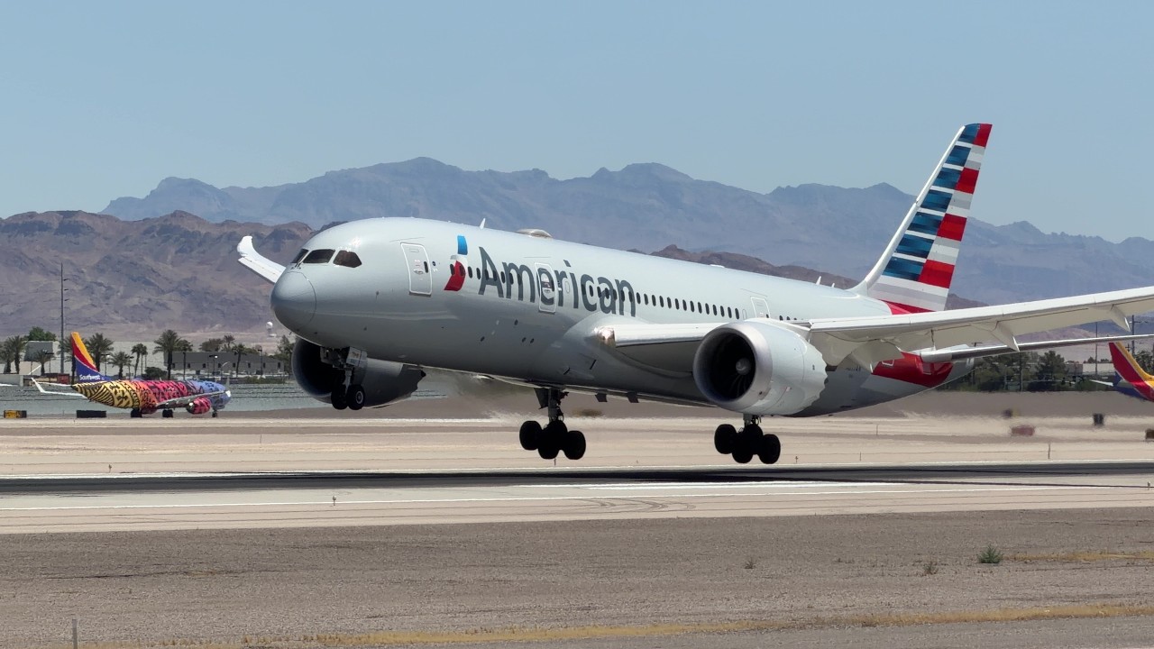American Airlines Boeing 787-8 Dreamliner lands at Las Vegas