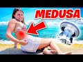DANI VIENE PUNTA DA UNA MEDUSA IN MARE APERTO mentre fa IL BAGNO! *STA MALE*