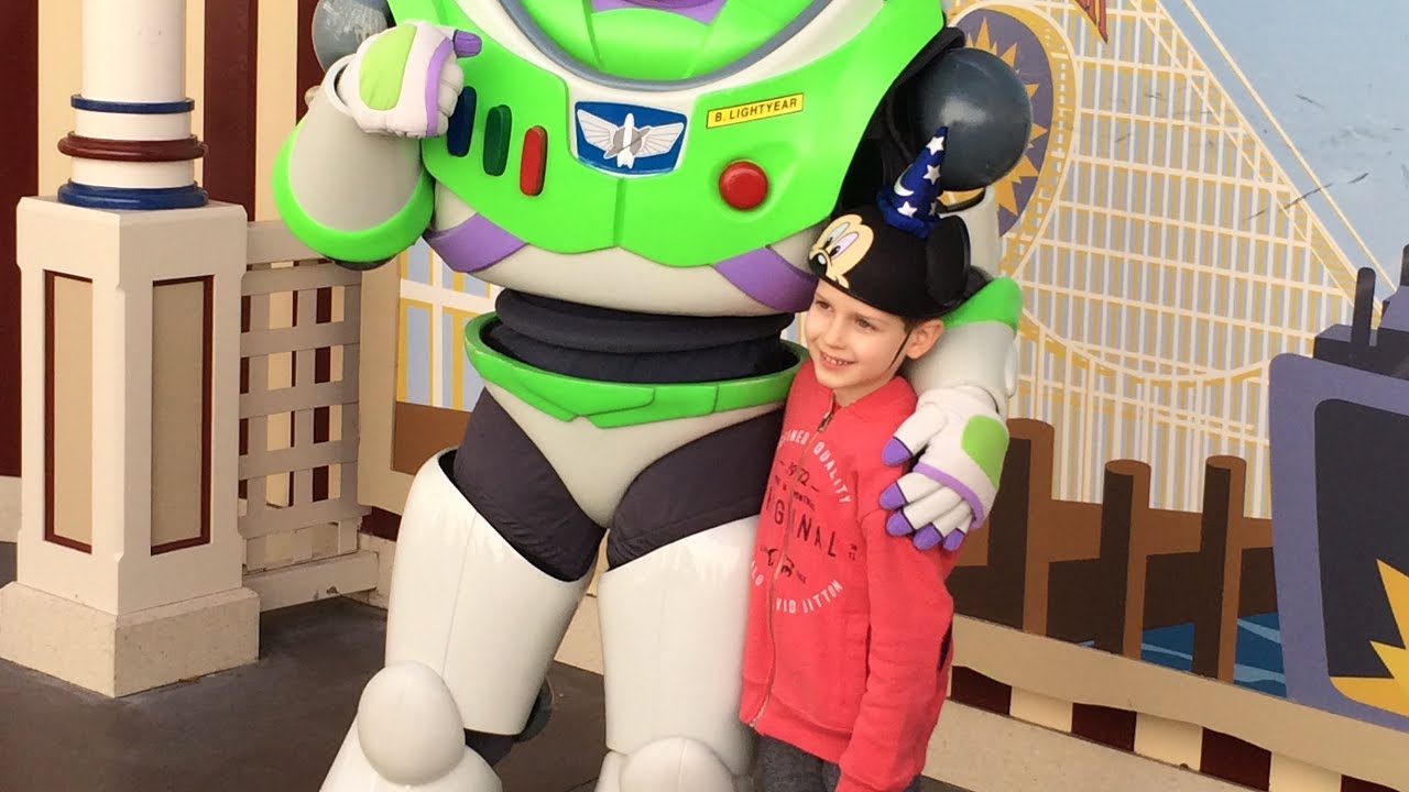 Макс снимает вечернее Шоу Парад в Дисней Ленде  Калифорния