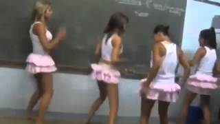 Meninas dançam Break The Rules na escola