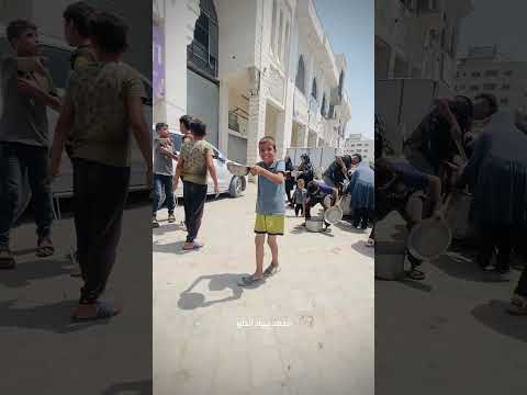 فرحة طفل من غزة عند حصوله على وجبة طعام 