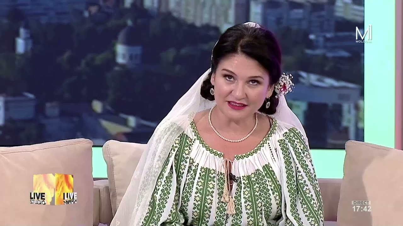 Interpreta din România Adela Dumitru, în platoul Live Studio