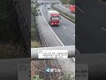【大陸】溫馨一幕！女孩橋上打招呼 爸爸鳴笛回應