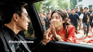 農村少女為了逃婚隨手拉開車門親吻男人求救，誰料他竟是來視察的首富！少女哭得梨花帶雨讓他心動，忍不住娶她回家一輩子用心呵護！#甜寵 #先婚後愛 #短劇