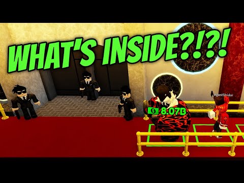 WHAT IS IN THIS CLUB?!?! WE HAVE TO GET IN!! 🤔