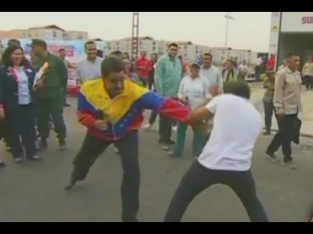 Nicolás Maduro demuestra su habilidad como boxeador class=