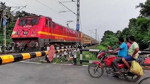 Bikers Stuck at Railgate | Furious Speedy Red Beast WAP-4 Loco Led Intercity Exp Between Railgate