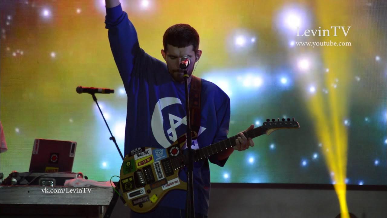 Нойз мс с оркестром классно концерт. На марсе классно noize mc футболка. Noize mc на марсе. На марсе классно noize mc. Футболка на марсе классно.