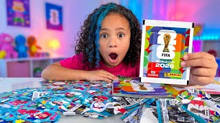 DESAFIO DAS FIGURINHAS DA COPA! ⚽ Izadora Seguiu as PISTAS e Encontrou TODOS os Pacotes!