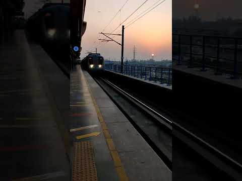 Video: Delhi Metro Treni: Seyahat ve Gezi Rehberi