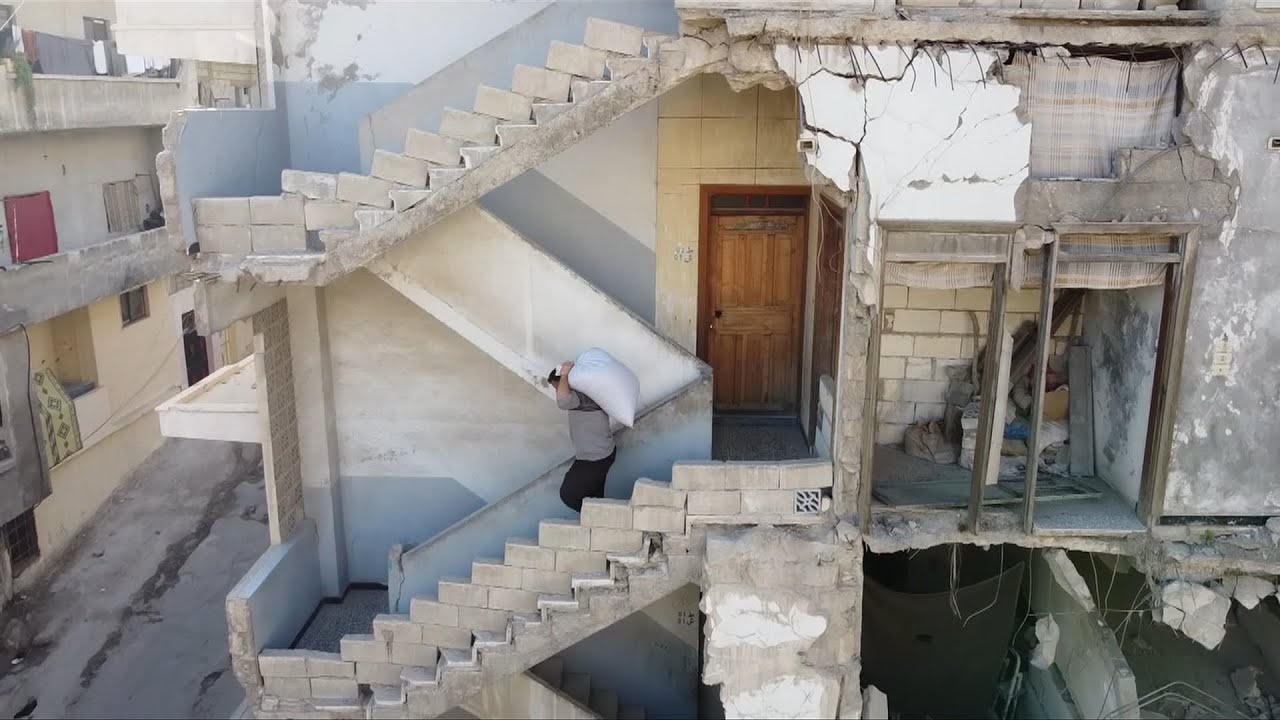 محمد رحيم مهجر يسكن في بناء مهدد بالسقوط في كفرتخاريم بإدلب