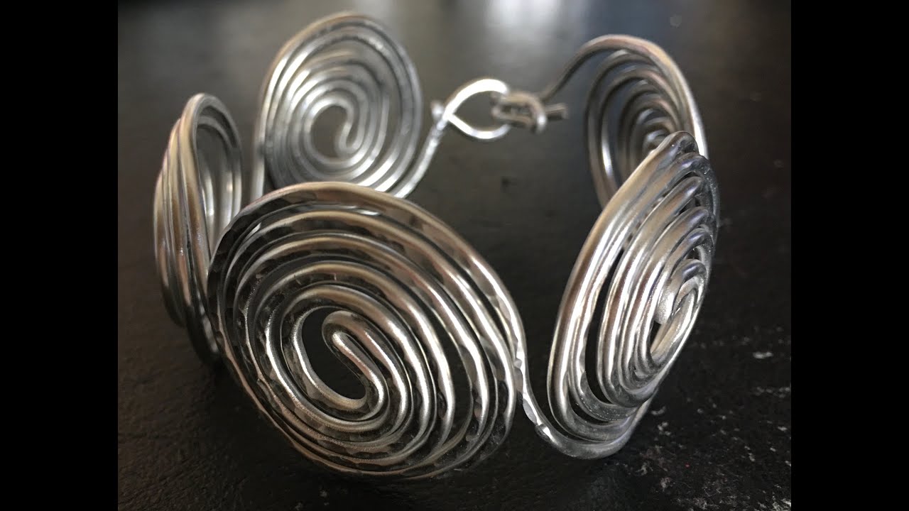 Braccialetto tecnica Wire, con motivi a forma di spirale.