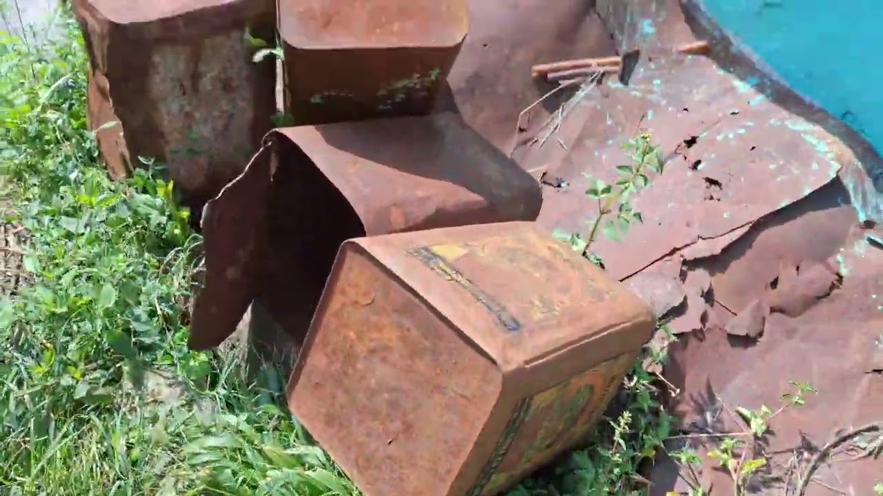 देखो गांव के रास्ते कैसे हैं