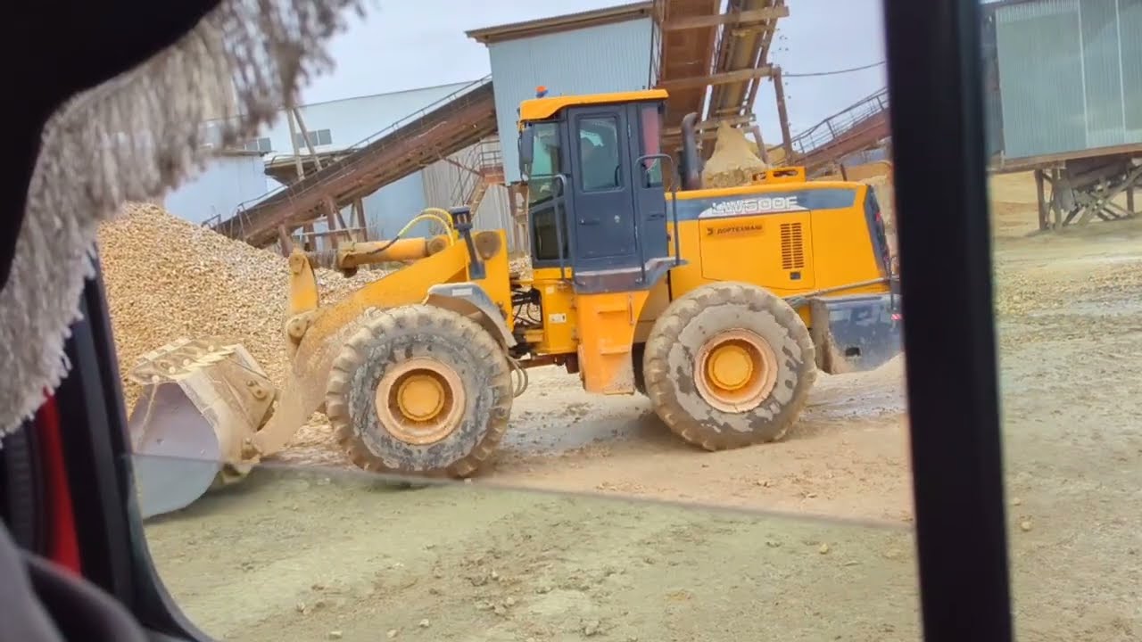  За песком и щебнем. Упал с кузова. Управляю сломанной ногой и рукой🚛🚜.