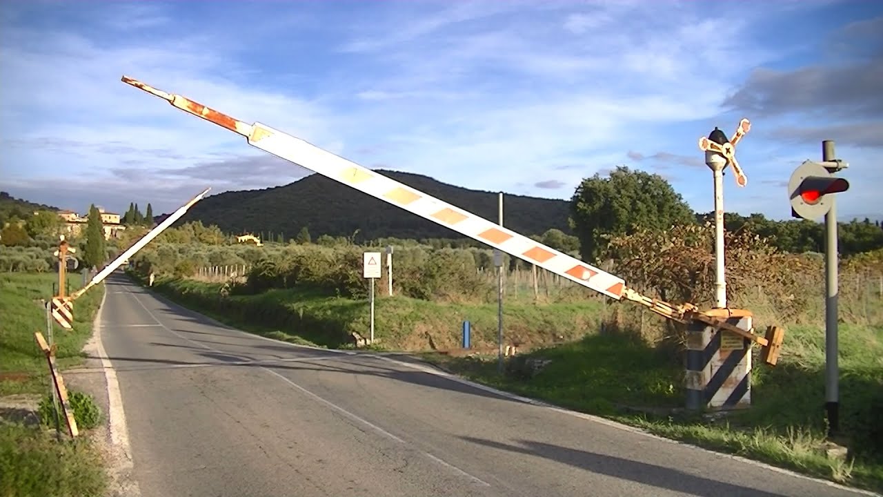Spoorwegovergang Asciano (I) // Railroad crossing // Passaggio a livello