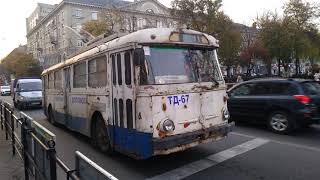Старий тролейбус технічної допомоги Skoda 9 TR (ТД-67) під час руху на вул. Руська біля ЦУМу