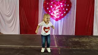 Gabriel Dançando No Palco