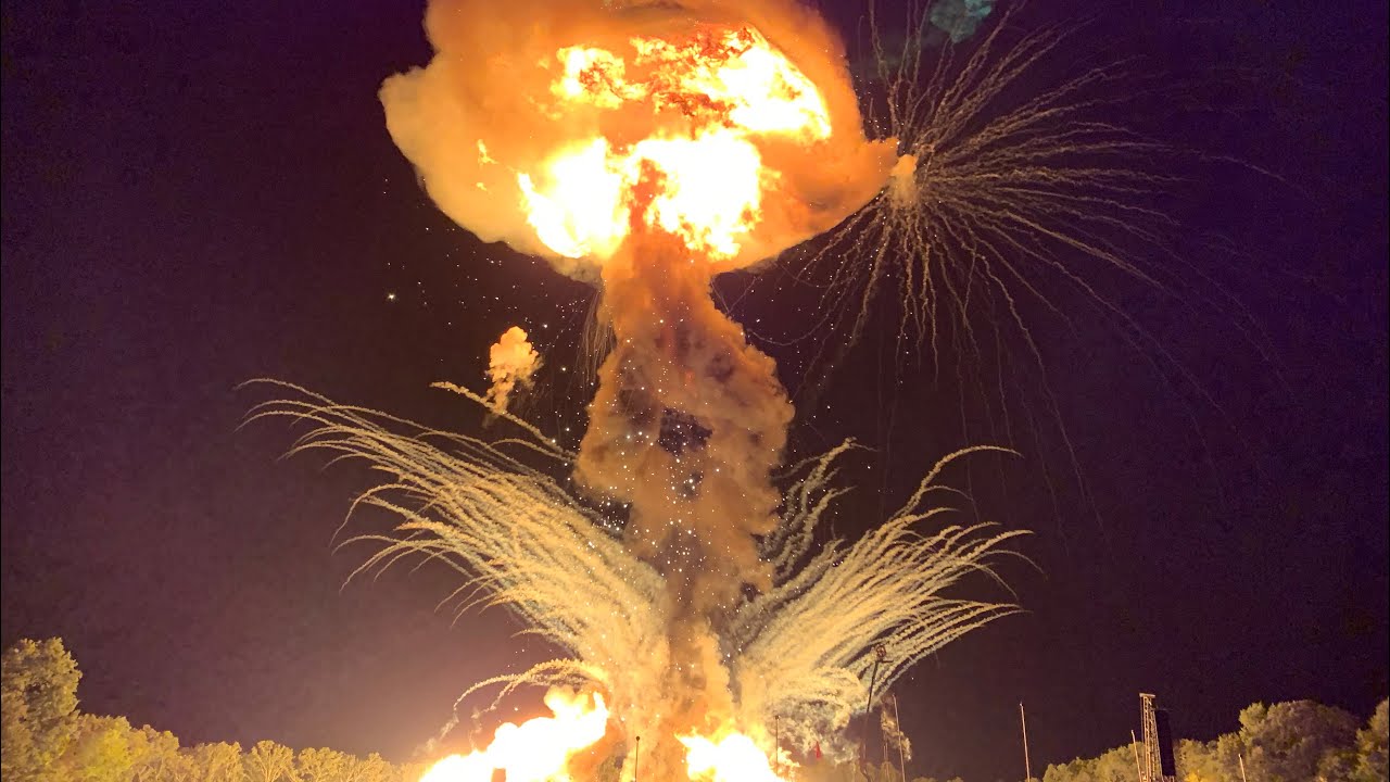 Sky WARS! Innsbrook Missouri #fireball #fireworks #explosion