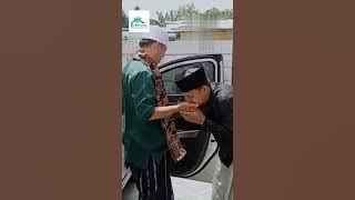 Adab Santri: Cium Tangan Bolak balik Simbol Penghormatan yang Dalam #shorts #santri #pondokpesantren