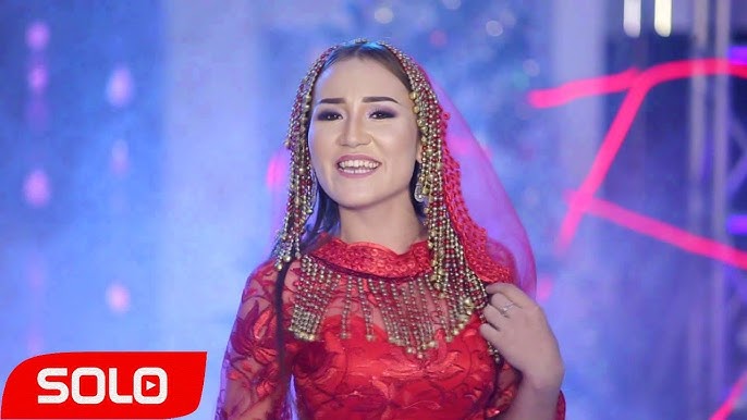 Веб-камерадан бөкселерін көрсетті Жақсы сапада жақыннан әдемі әйелдер