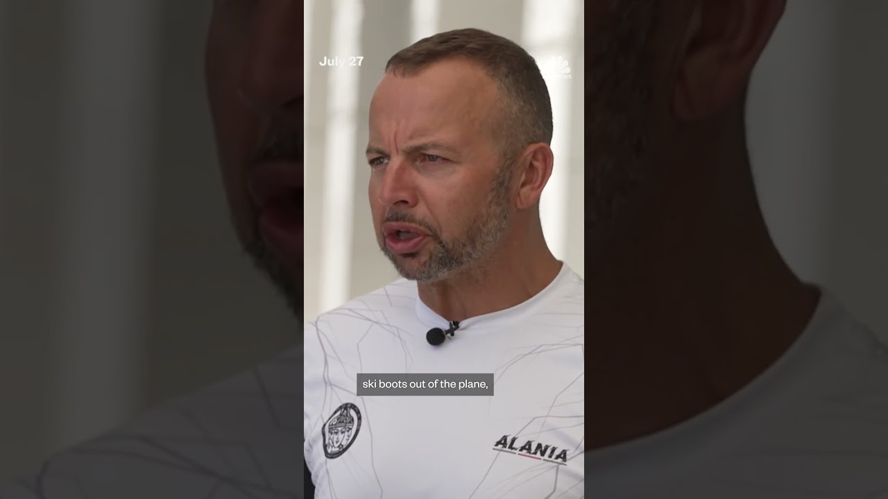 Passenger and expert react to people carrying bags off smoking plane during emergency exit