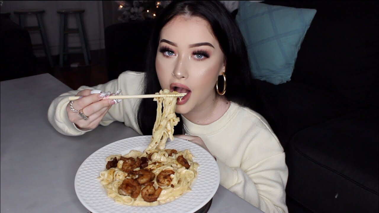 CHEESY SPICY SHRIMP ALFREDO PASTA MUKBANG