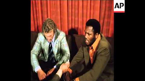SYND 18 6 73 BOXERS JOE FRAZIER AND JOE BUGNER HOL...