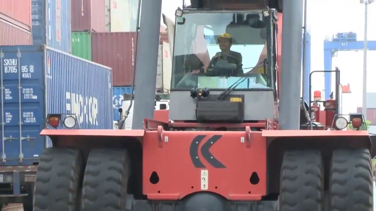 Vận hành xe nâng Container Kalmar - Xe chụp Container - YouTube