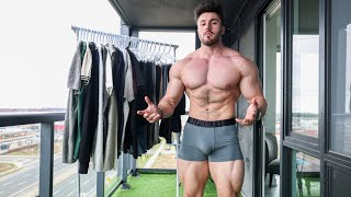 WHAT CLOTHING LOOKS LIKE WHEN YOU’RE A BODYBUILDER… screenshot 4