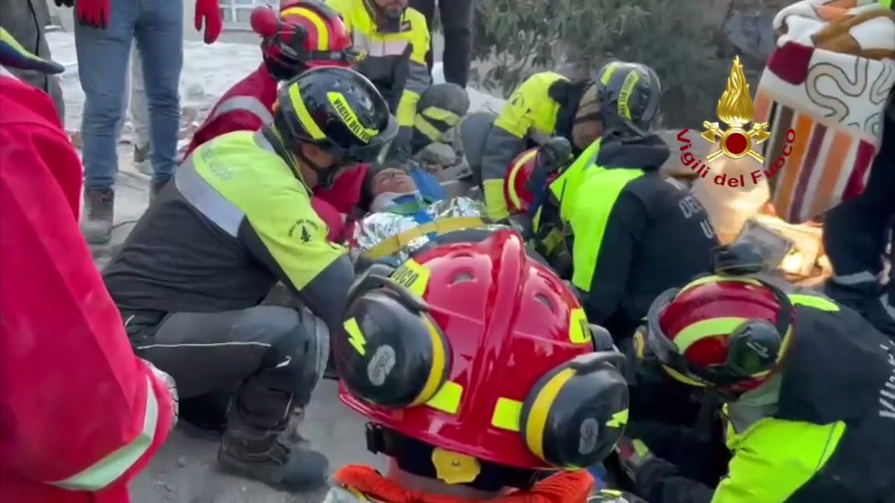 Turchia, Vigili del fuoco in azione ad Antiochia. Tra le persone tratte in salvo, due giovani