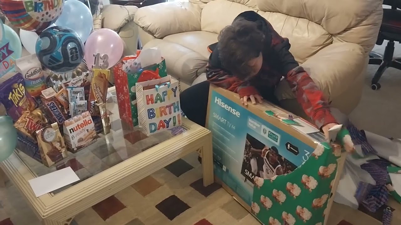 Abriendo uno de los regalos de cumpleaños .26-01-2026