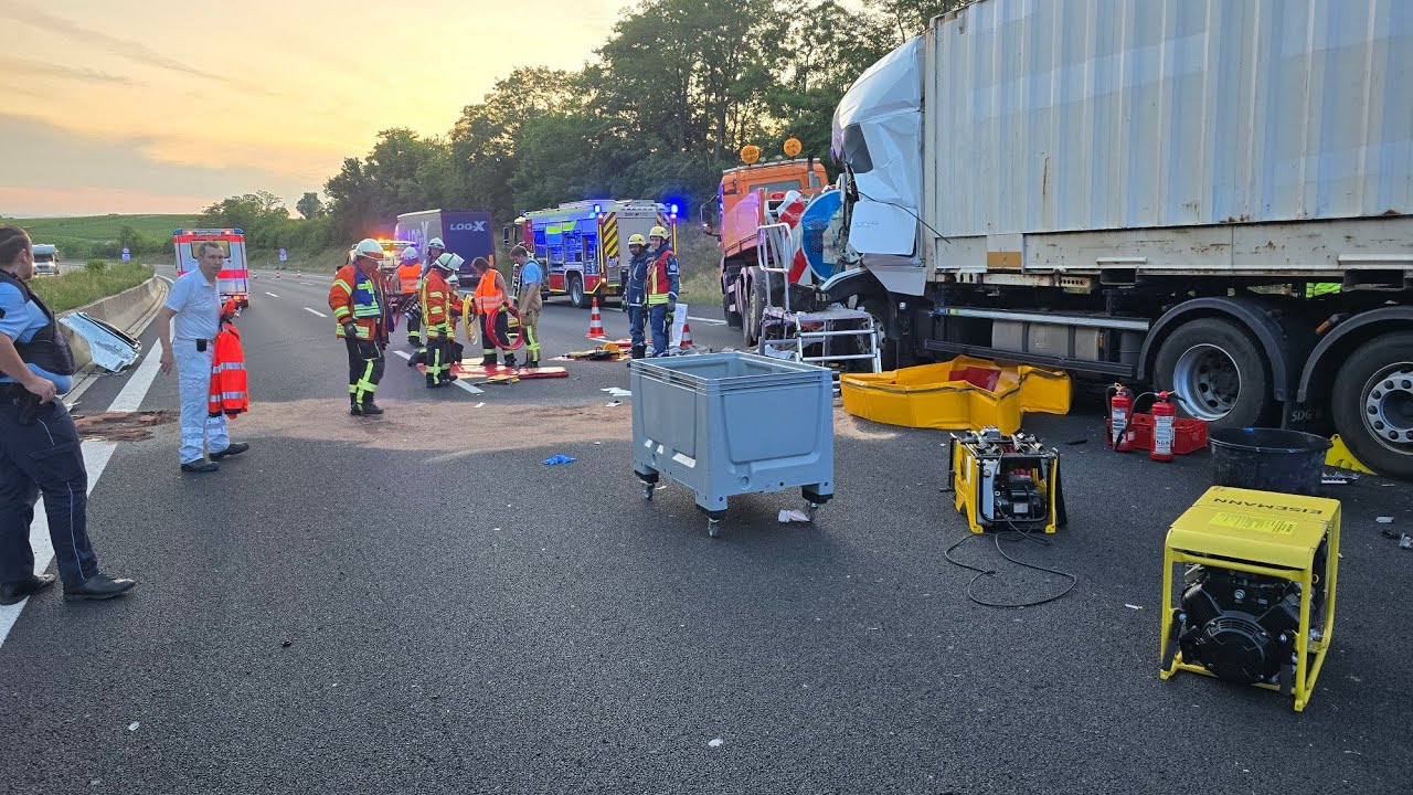 A6 - Dielheim - Lkw kracht in Absperrung der Autobahnmeisterei