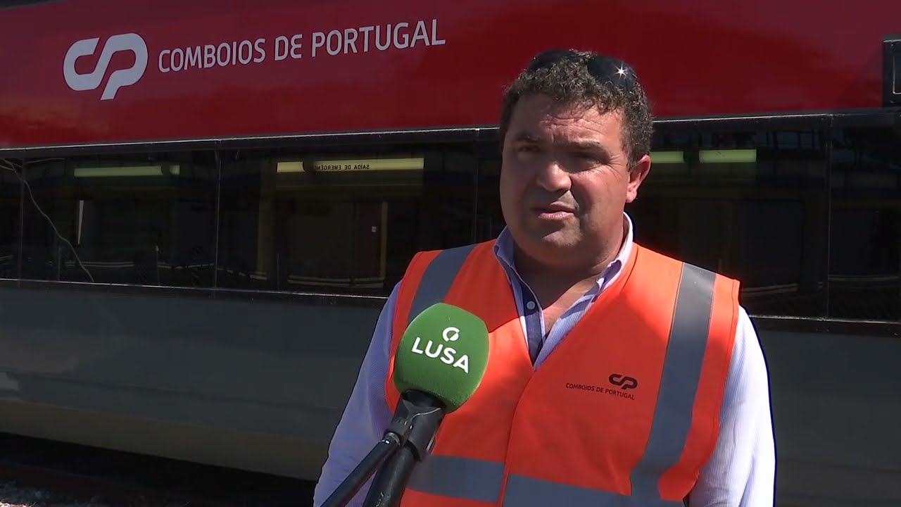 Covid-19: Comboio de dois pisos regressa à linha de Sintra/Azambuja depois de sete anos parado