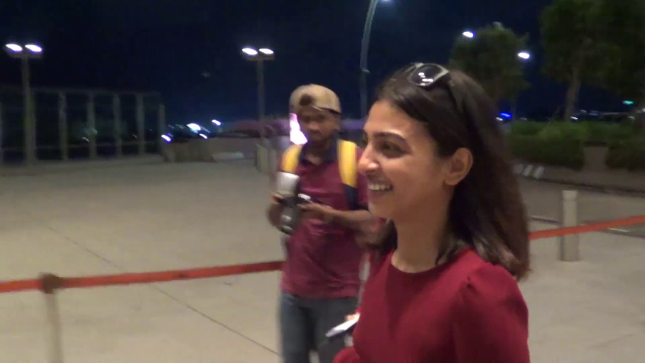 Radhika Apte Spotted At Mumbai Airport || Filmy Starss