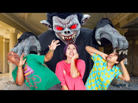 SURVIVING DRACULA's HAUNTED HOTEL ESCAPE HALLOWEEN CHALLENGE!