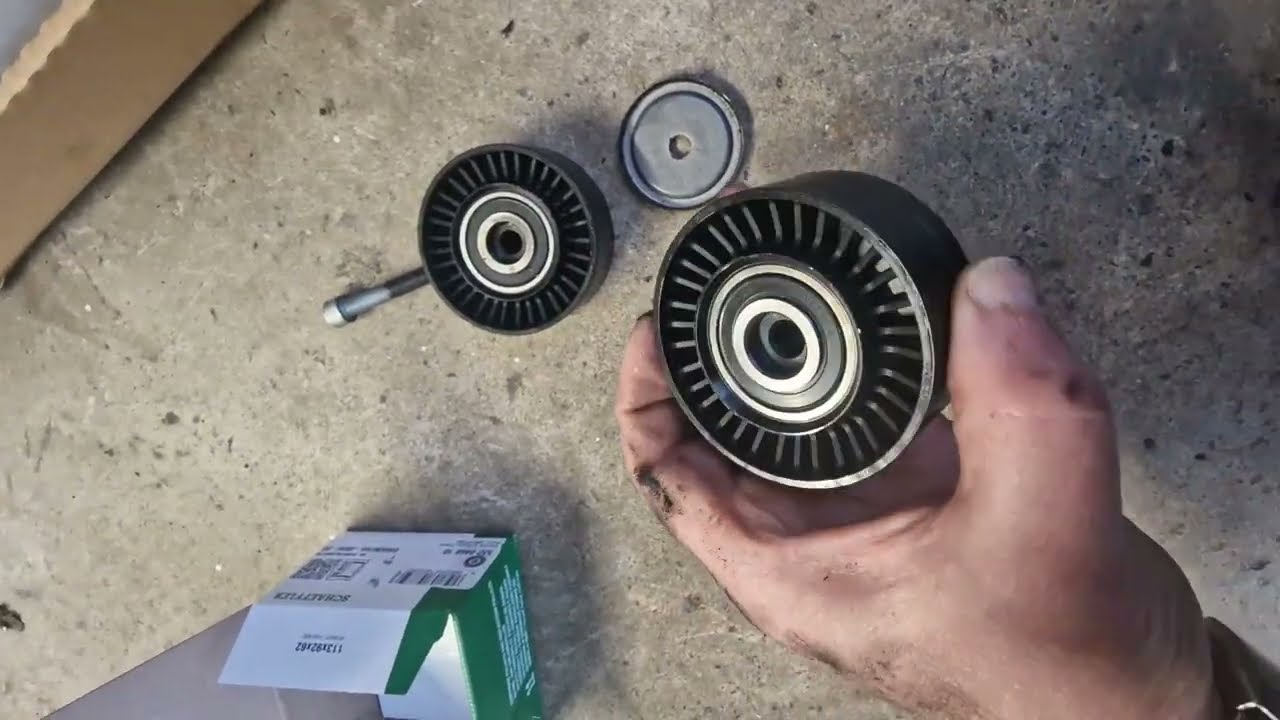VW Transporter T6 заменить натяжной ролик приводного ремня
