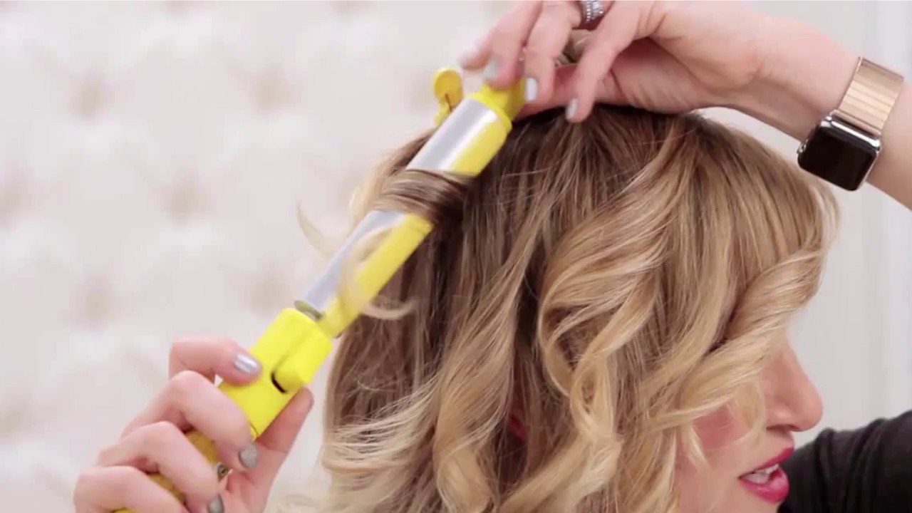 Curling iron. Укладка утюжком на длинные волосы. Девушка с плойкой. Прибор для накрутки волос. Утюжок для завивки волос.