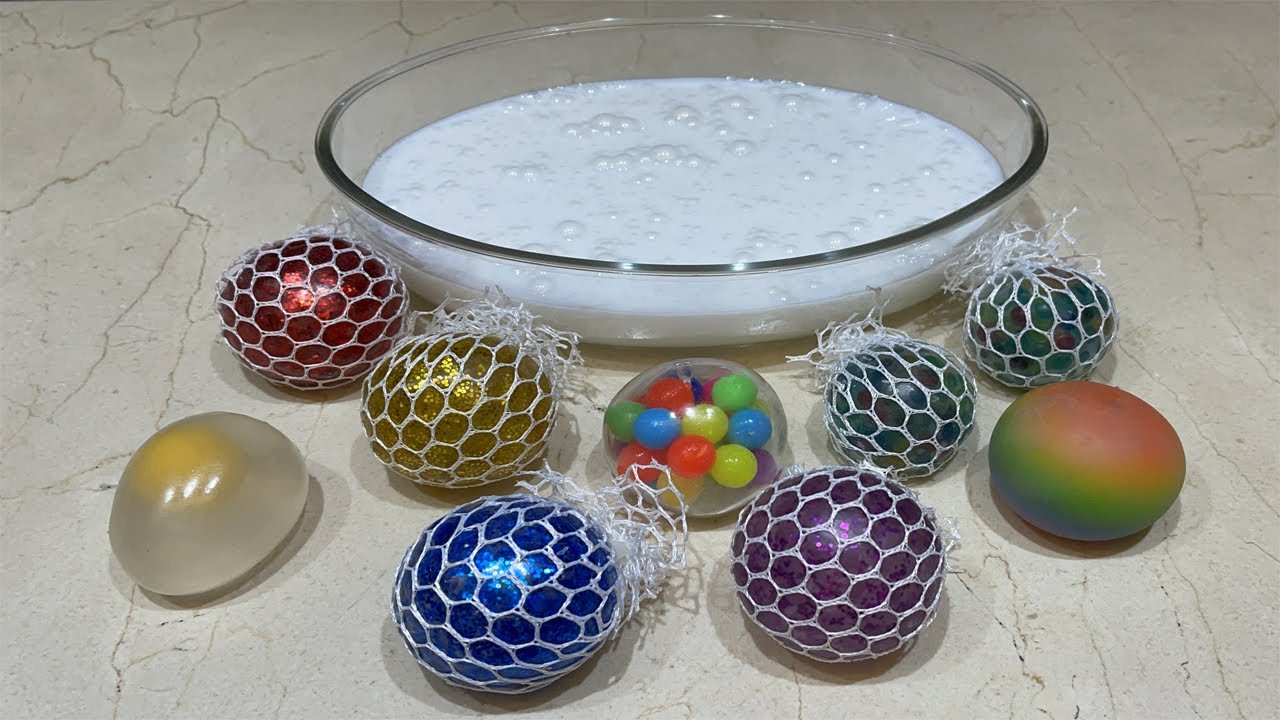 CORTANDO VÁRIAS STRESS BALLS DIFERENTES DENTRO DO SLIME BRANCO!!! (mega satisfatório!!)