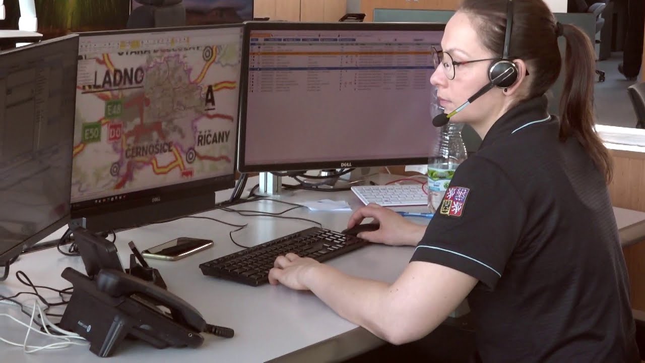 Pohled do zákulisí hasičské tísňové linky: Sedm z deseti hovorů je omyl