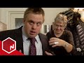 Hans prøver å finne riktig antrekk til julekonserten | Tangerudbakken | discovery+ Norge
