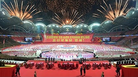 경애하는 김정은동지께서 조선로동당창건 ８０돐 경축행사참가자들과 보장성원들을 축하격려하시고 대집단체조와 예술공연을 함께 관람하시였다