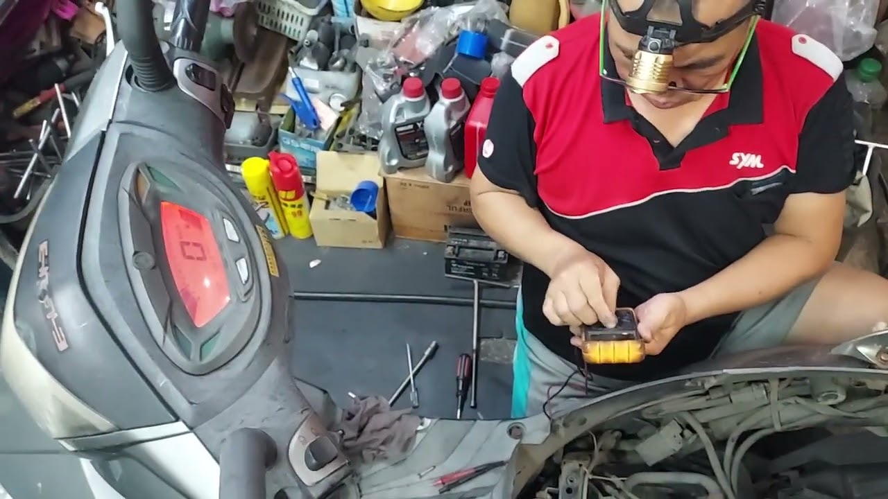 山葉Yamaha  GTR 機車電瓶沒電，換新電瓶，然後量測電流為13.9伏特