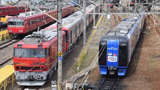 「新車の横をブルーミュースカイ通過」2000系2003F(DOARA　TRAIN)　名鉄常滑線　大江駅　通過