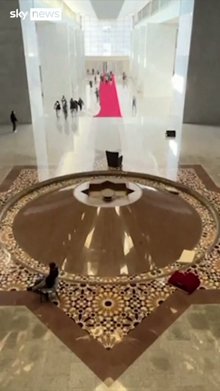 People enter Syrian presidential palace