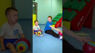 Это упражнение с мячом развивает у ребёнка координацию движений 🤩Возраст: 5-7 лет