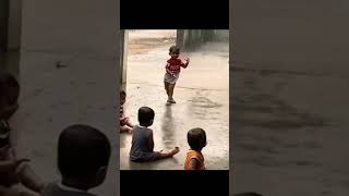Bachpan ki Baarish aur Masoomiyat 🌧️👶 #shorts #Baarish #Bachpan #OfflineChildhood