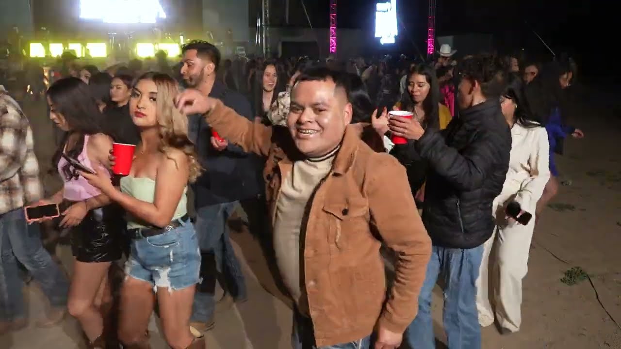 03 XV DE ALEXANDRA  BAILE COM EL CONJUNTO BRAVO